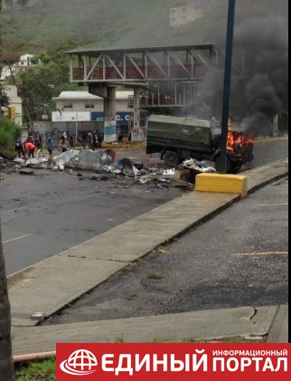 В Венесуэле сожгли грузовик национальной гвардии