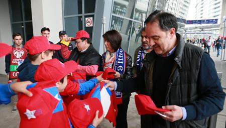 Болельщикам из Чили вручили подарки перед матчем со сборной России
