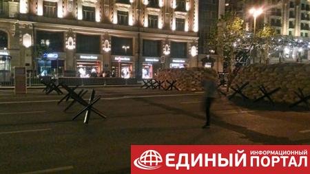 Центр Москвы перекрыли мешками и старой техникой