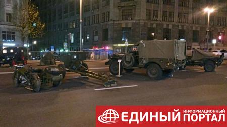 Центр Москвы перекрыли мешками и старой техникой