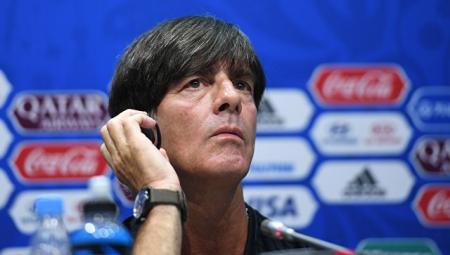 Футболистам сборной Германии стоит играть более стабильно, заявил тренер