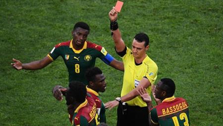 Камерунца Мабуку в матче КК удалили после двойного просмотра видеоповтора
