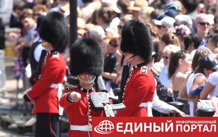 На параде в Лондоне пять гвардейцев упали в обморок
