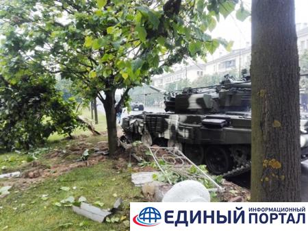 Танк врезался в столб на репетиции парада в Минске