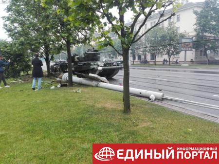 Танк врезался в столб на репетиции парада в Минске