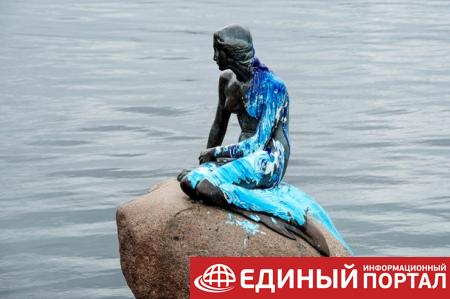 Вандалы в Копенгагене снова облили краской статую русалочки