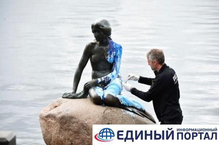 Вандалы в Копенгагене снова облили краской статую русалочки