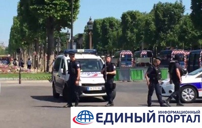 В Париже автомобиль протаранил полицейский фургон