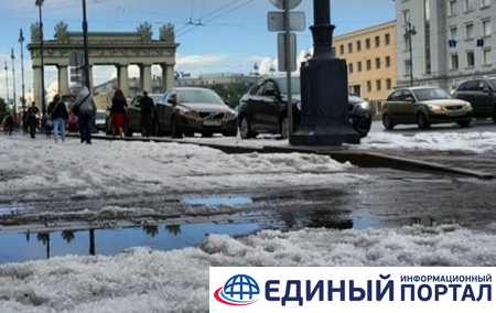 В Санкт-Петербурге выпавший град образовал сугробы