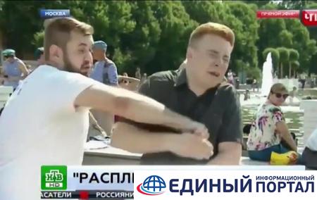 В Москве мужчина в футболке Оплот избил журналиста