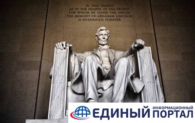 Киргиз нацарапал свое имя на мемориале Линкольна в Вашингтоне