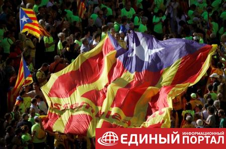 Сотни тысяч людей в Барселоне вышли поддержать независимость Каталонии