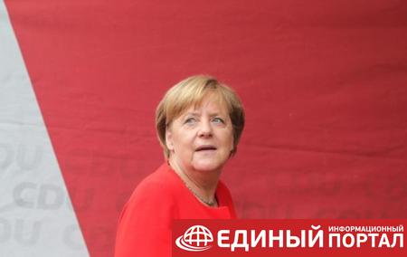 В Меркель бросили помидоры во время выступления