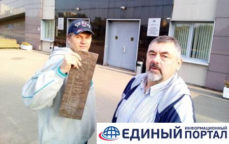 В Москве сняли мемориальную табличку с дома Немцова