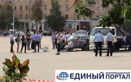 В РФ мужчина в центре города достал из машины труп и попытался застрелиться