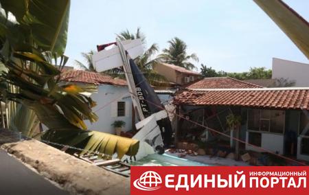 В Бразилии самолет рухнул на жилой дом