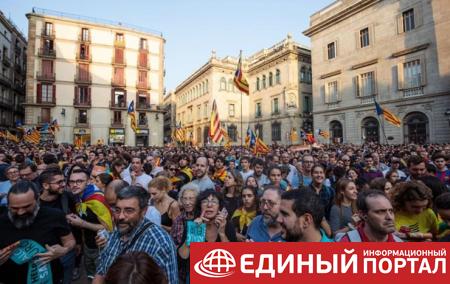В Каталонии начали снимать испанские флаги с админзданий