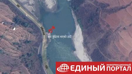 В Непале автобус свалился в реку, погибли более 30 человек