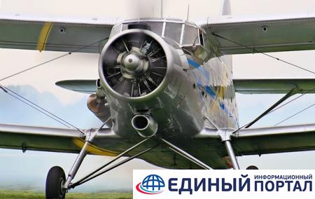 В России самолет упал между домами, погиб пилот
