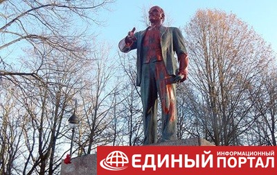 В РФ памятник Ленину облили красной краской