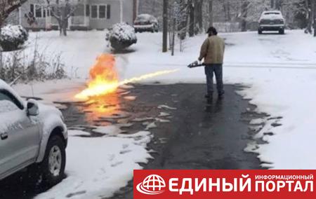 Американец почистил дорогу от снега огнеметом