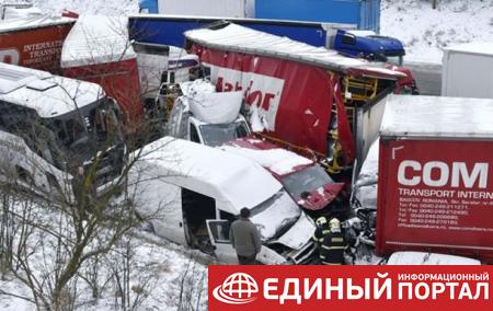 Более 30 автомобилей столкнулись из-за снегопада в Чехии