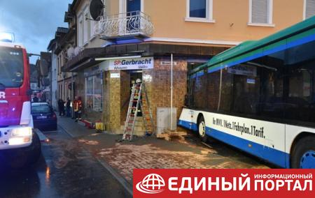 В Германии автобус со школьниками врезался в стену жилого дома