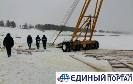 В России утонул бензовоз, а следом за ним автокран и трактор