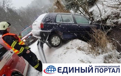 В Чехии снегопады парализовали движения на трассах