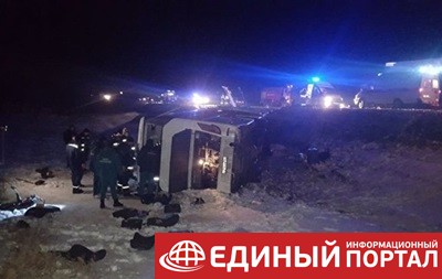 В России автобус слетел с дороги и перевернулся, есть жертвы