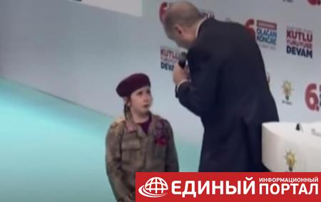 Эрдоган пообещал ребенку похороны с почестями
