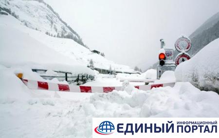 Европу завалило снегом, закрыты десятки трасс