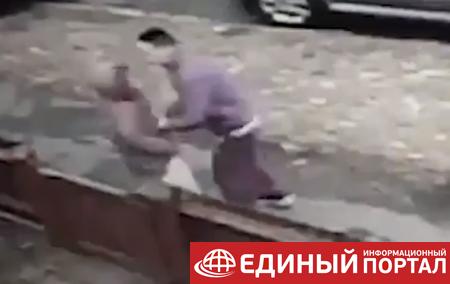 Нападение грабителя на ребенка попало на видео