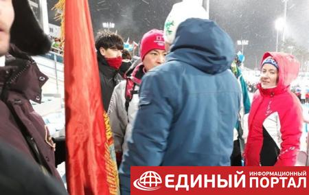 У российских болельщиков на Олимпиаде забрали флаг с Лениным