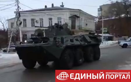 В РФ у границ с Украиной заметили колонну военной техники