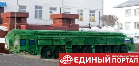В России заключенные сделали из снега ракету Тополь-М