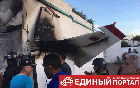 В Венесуэле самолет упал на дом, есть жертвы