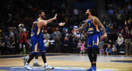 Баскетболисты "Химок" победили "Анадолу Эфес" и вышли в плей-офф Евролиги