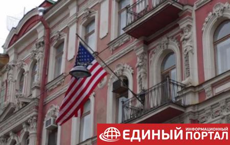 Дипломаты США покидают здание генконсульства в Санкт-Петербурге