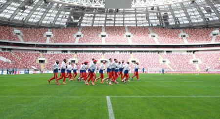 Футболисты сборной России в полном составе тренируются накануне матча с бразильцами