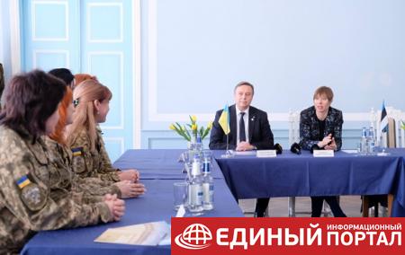 Президент Эстонии встретилась с военными медиками из Украины