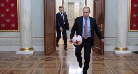 Путин, Роналдо, Марадона и другие звезды пожонглировали мячом в честь 100 дней до ЧМ