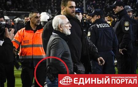 Российский бизнесмен прервал футбольный матч, выскочив с пистолетом на поле