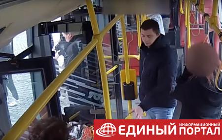 В Чехии украинцы избили в автобусе мужчину, устроившего стрельбу