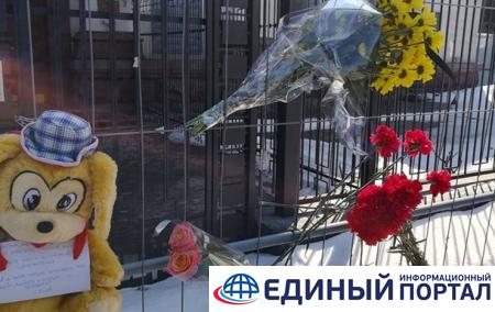 В Киеве принесли цветы под посольство РФ