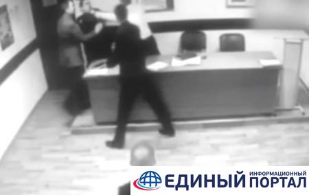В Москве полицейский пытался задушить подчиненного