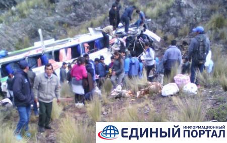 В Перу автобус упал в пропасть: десять погибших