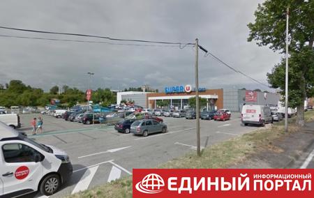 Во Франции мужчина захватил заложников в супермаркете