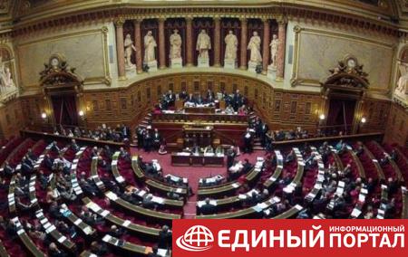 Во Франции уволят треть депутатов и сенаторов
