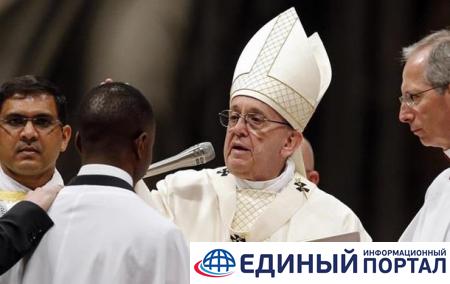 Папа Римский крестил беженца, обезоружившего грабителя